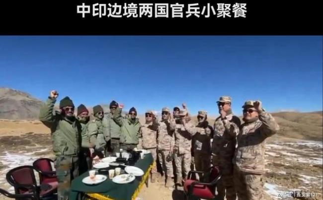 中印边境士兵互赠糖果