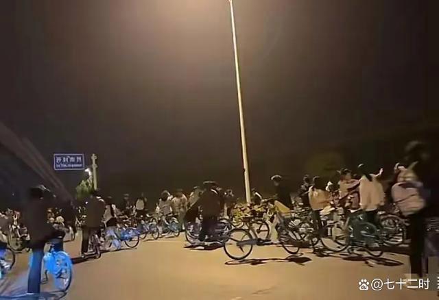 一觉醒来开封全是单车 青春夜骑风潮席卷而来