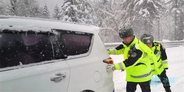 黑龙江雪乡温暖护航游客出行 警民携手保平安