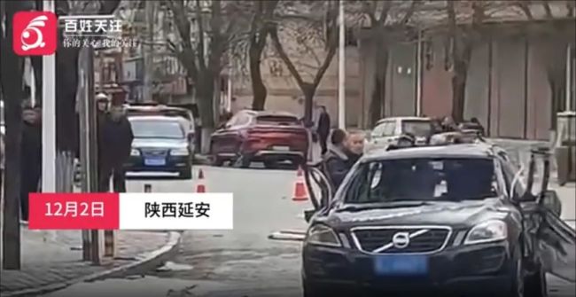 现场：陕西一轿车当街爆炸 现场画面直击